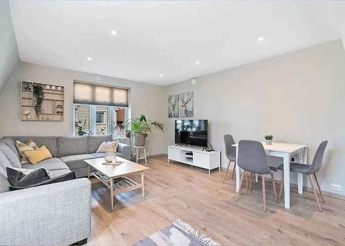 Stylish & Bright Penthouse - Office - 5 Star Location!