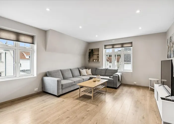 Stylish & Bright Penthouse - Office - 5 Star Location!