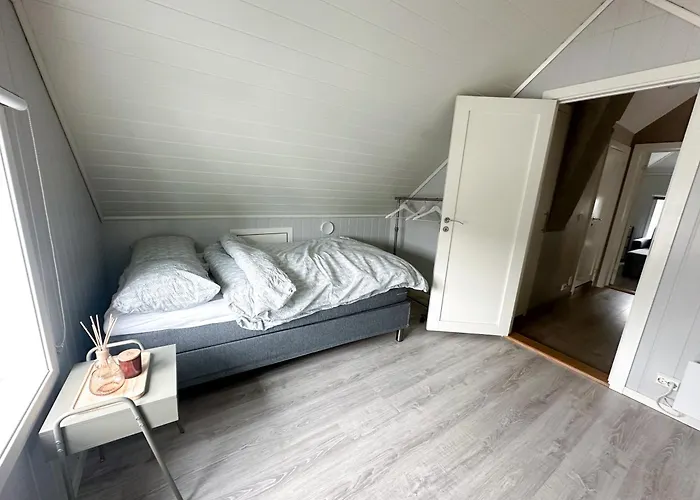 Stylish & Bright Penthouse - Office - 5 Star Location!