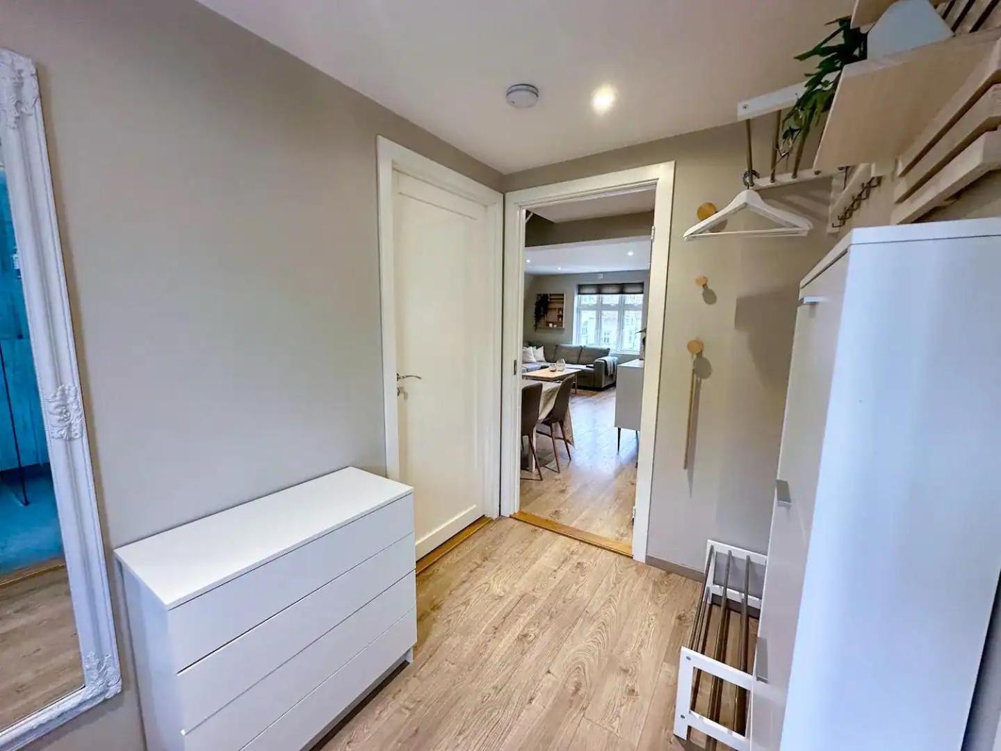 Stylish & Bright Penthouse - Office - 5 Star Location!