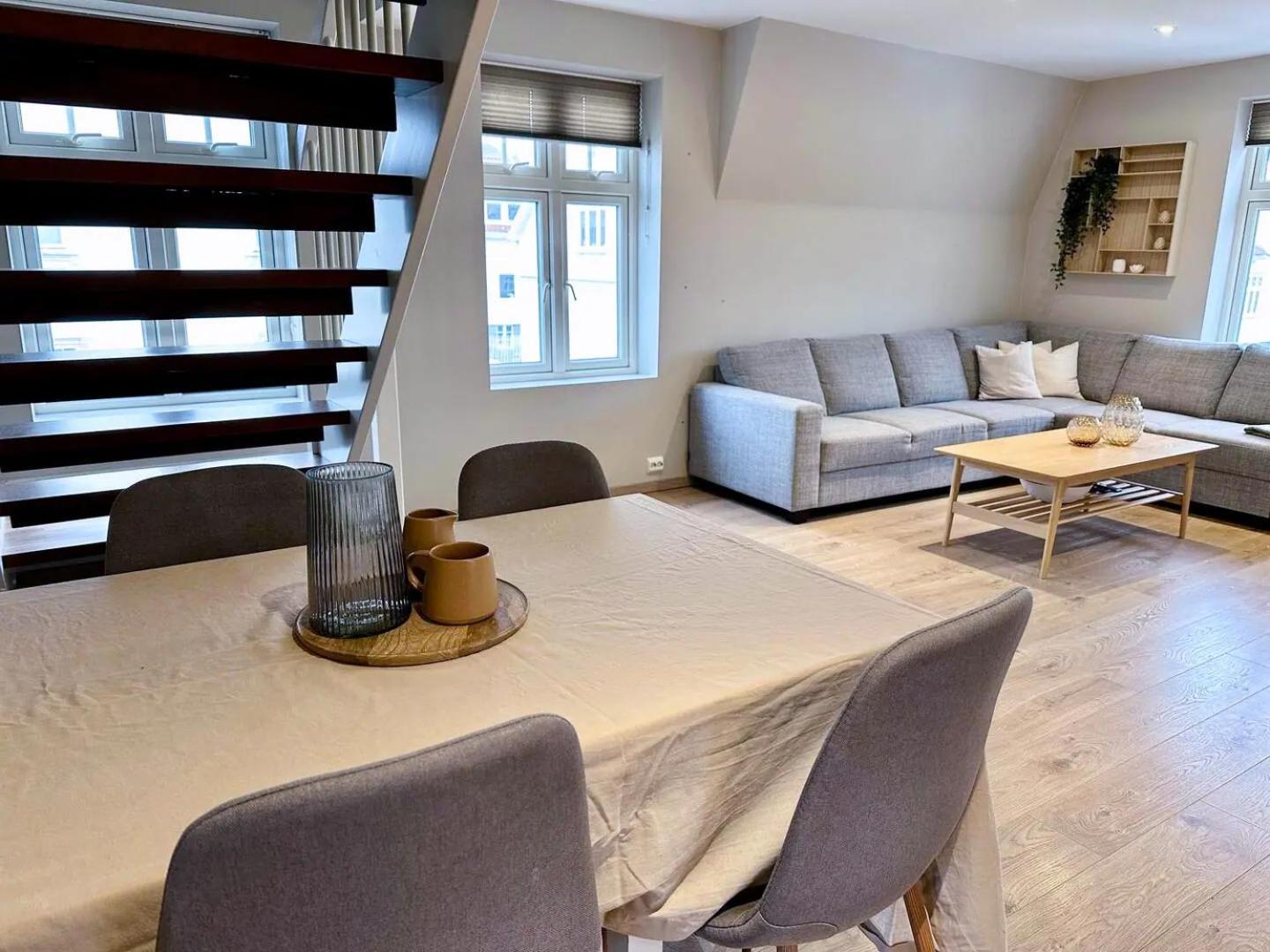 Stylish & Bright Penthouse - Office - 5 Star Location! * Egersund
