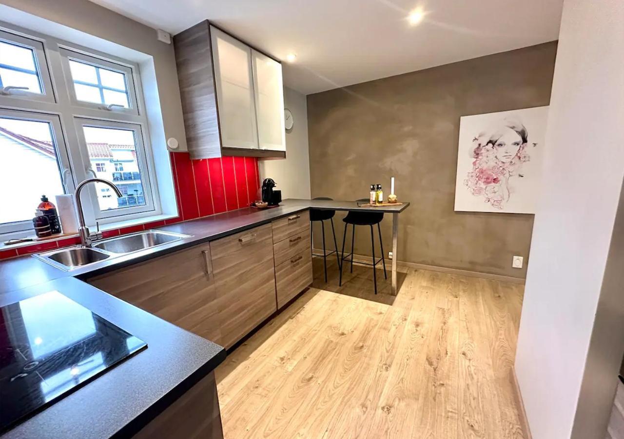 Stylish & Bright Penthouse - Office - 5 Star Location! Apartment