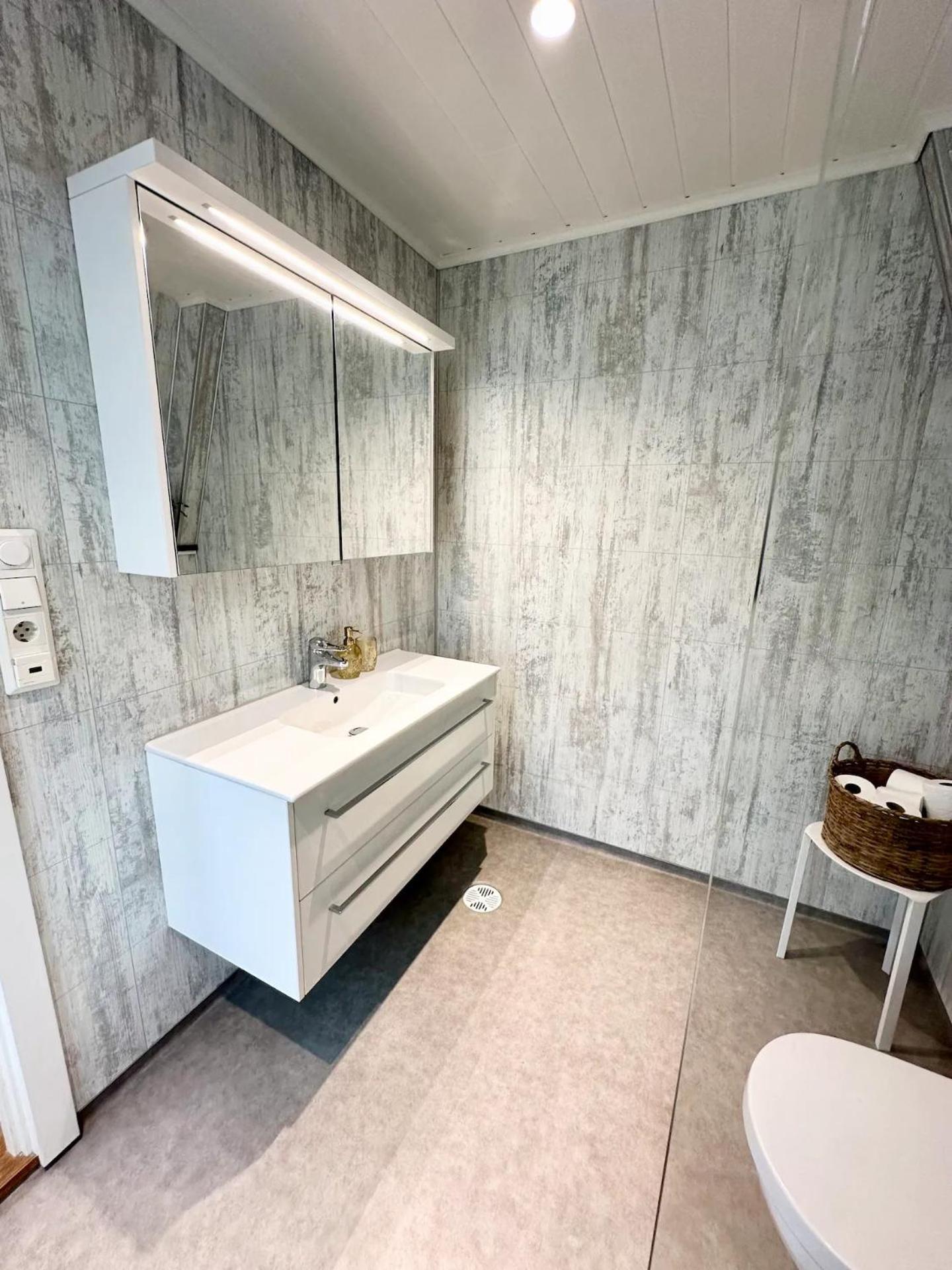Stylish & Bright Penthouse - Office - 5 Star Location! Apartment *