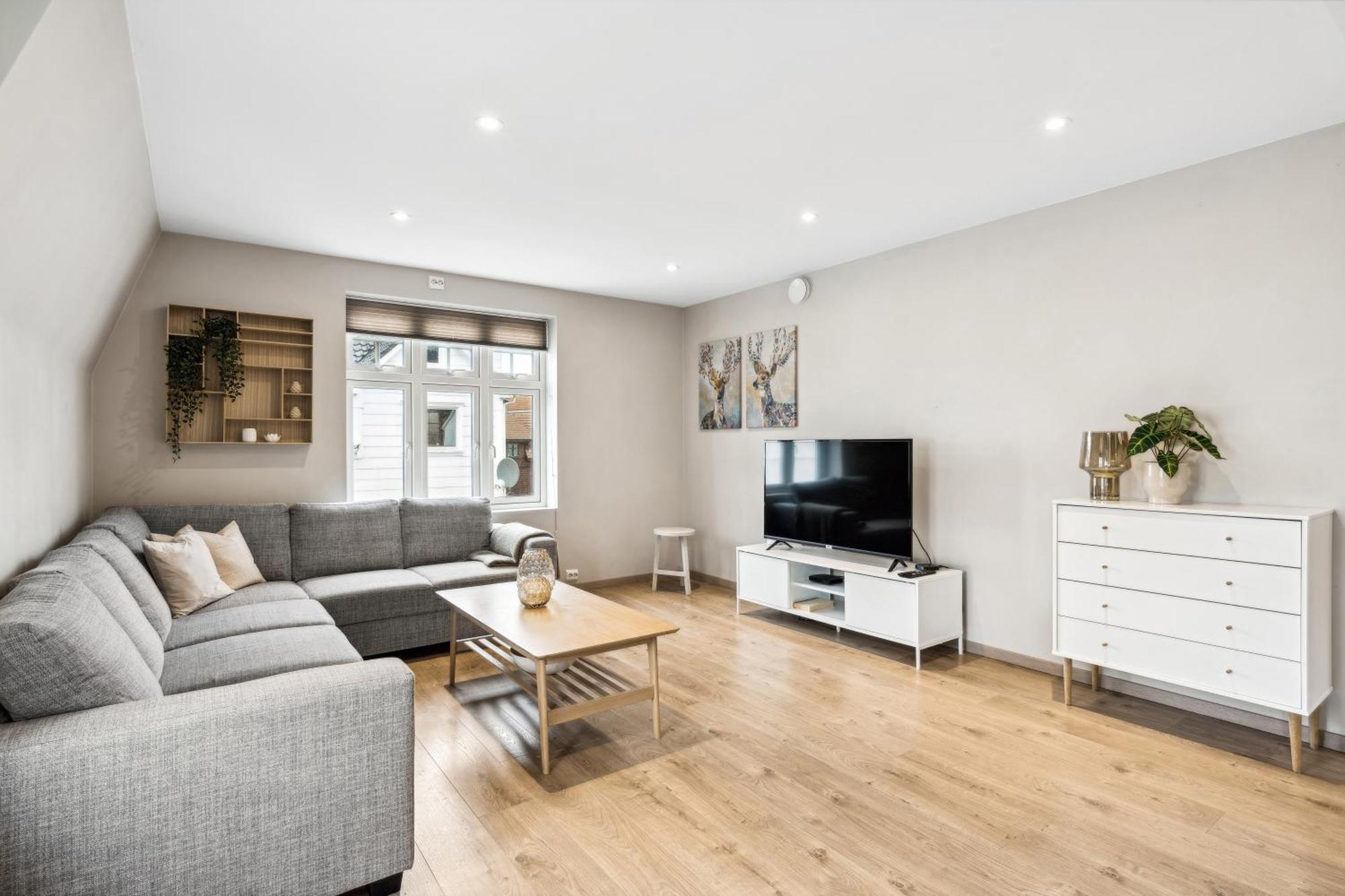 Stylish & Bright Penthouse - Office - 5 Star Location! * Egersund