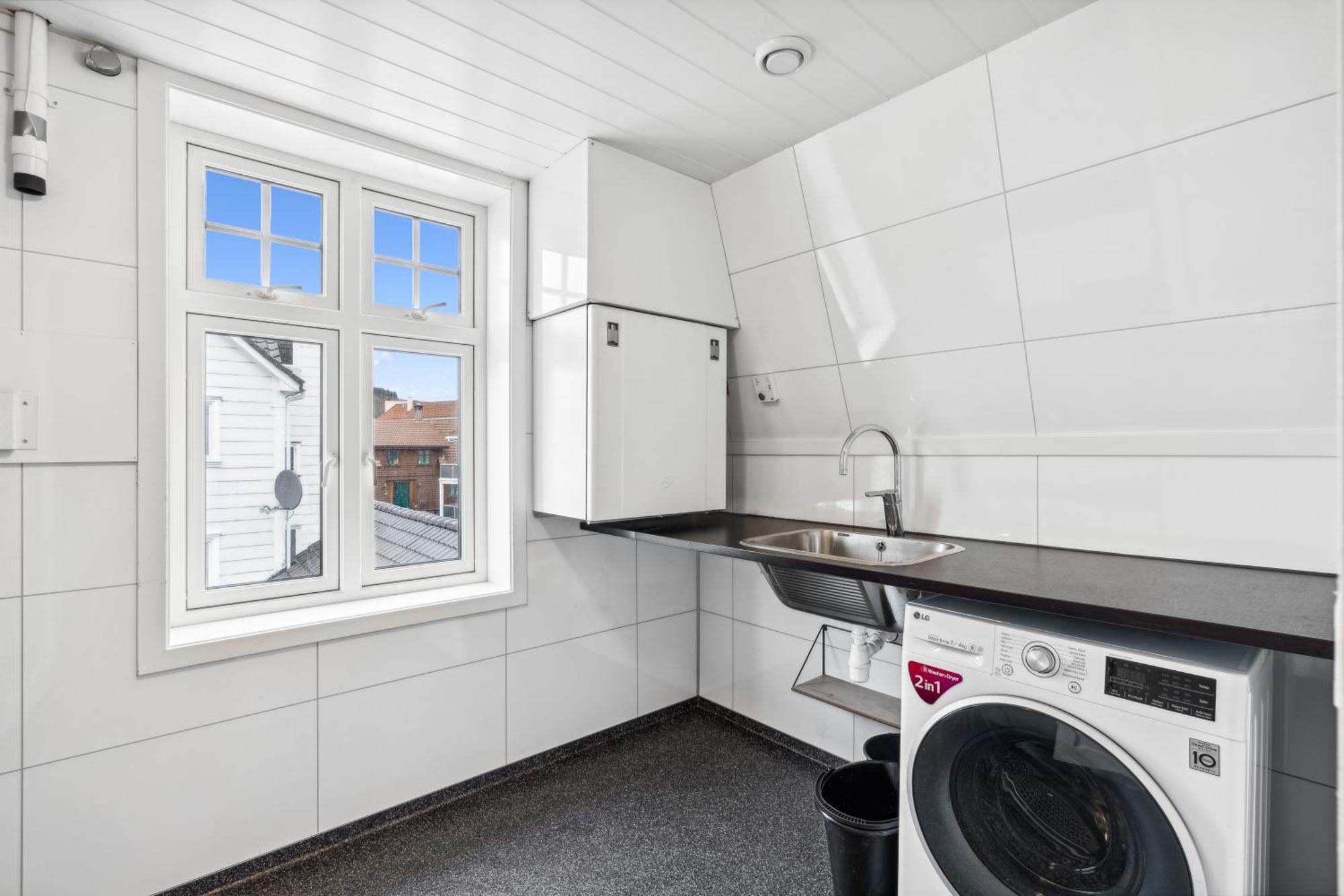 Stylish & Bright Penthouse - Office - 5 Star Location!