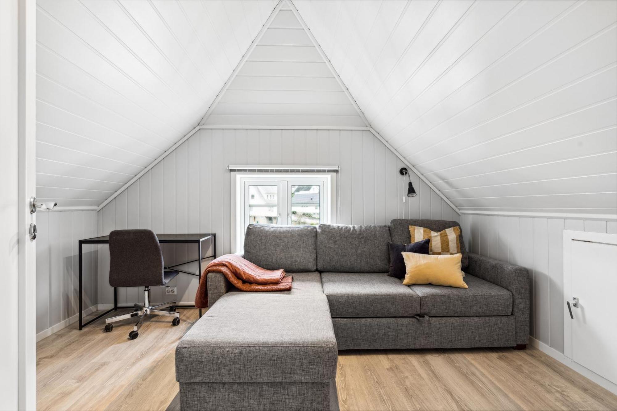 Stylish & Bright Penthouse - Office - 5 Star Location! Apartment *