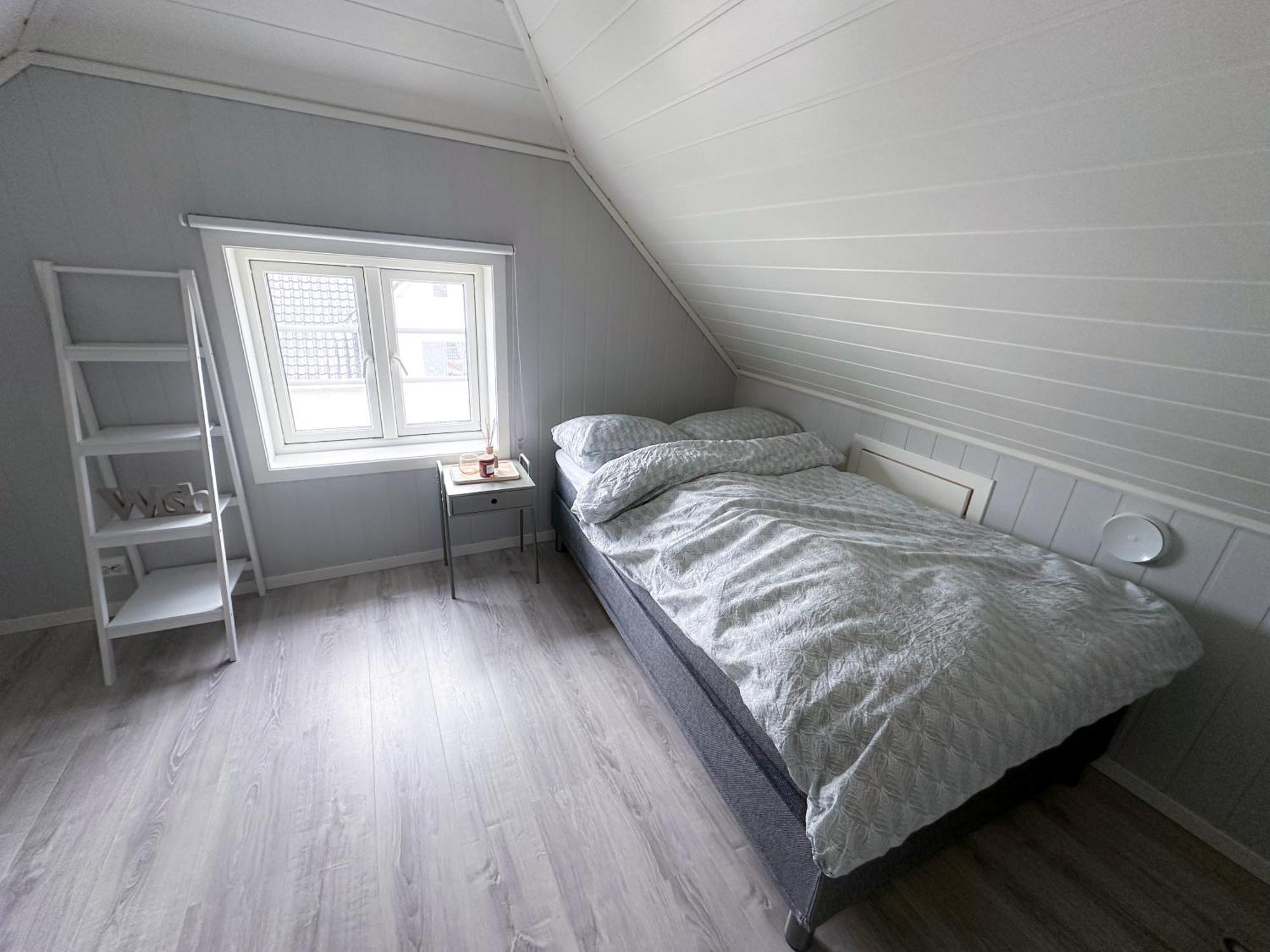 Stylish & Bright Penthouse - Office - 5 Star Location!