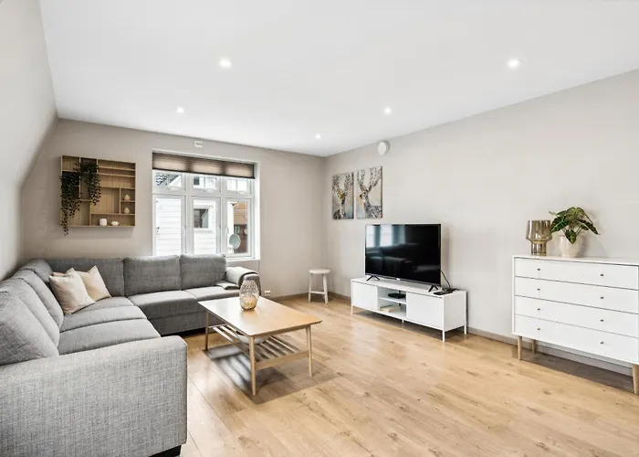 Stylish & Bright Penthouse - Office - 5 Star Location!