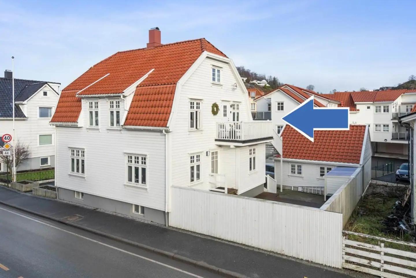 Stylish & Bright Penthouse - Office - 5 Star Location! Leilighet