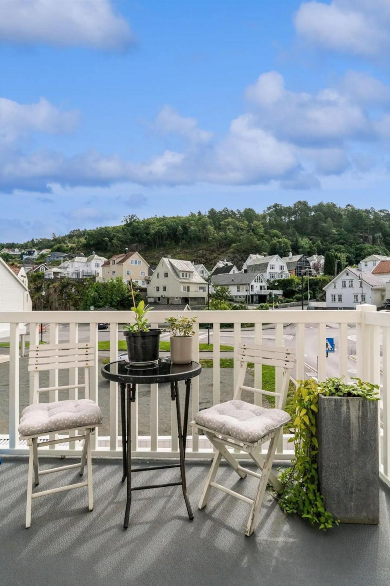 Stylish & Bright Penthouse - Office - 5 Star Location! Leilighet
